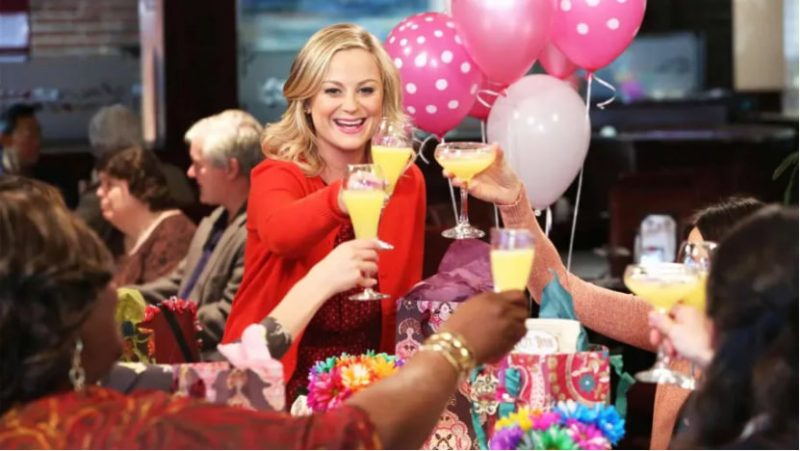 Кадр из сериала Parks and Recreation, где героиня празднует Galentines-Day
