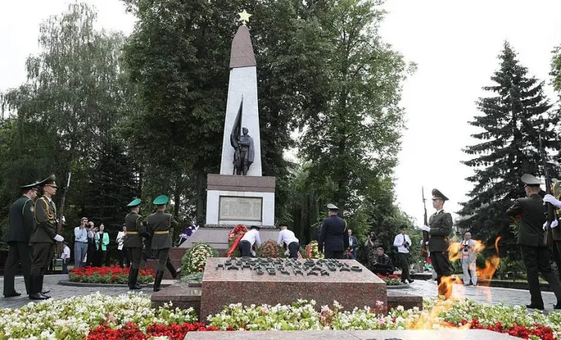 Отремонтируют могилы советских воинов в области. Поправить швы стоит $40 000 Братская могила в парке Жилибера в Гродно.