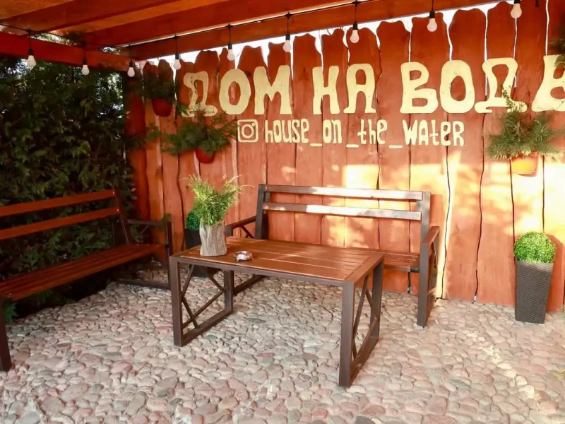 Гродненцы построили «Дом на воде» — около усадьбы плавают карпы и растут кувшинки