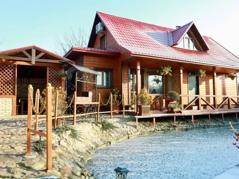 Гродненцы построили «Дом на воде» — около усадьбы плавают карпы и растут кувшинки