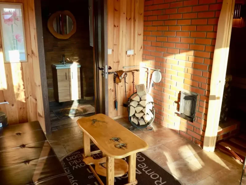 Гродненцы построили «Дом на воде» — около усадьбы плавают карпы и растут кувшинки