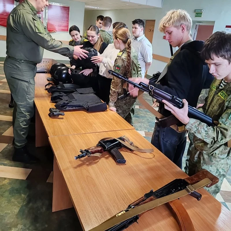 Гродзенскім школьнікам паказалі, як карыстацца міліцэйскімі дубінкамі