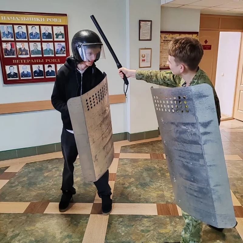 Гродзенскім школьнікам паказалі, як карыстацца міліцэйскімі дубінкамі