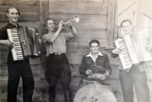 «Я и сейчас не потеряюсь в Гродно». Поговорили с репатриантом, который переехал в Польшу в 1946 году, но до сих пор помнит родной город Справа за барабанамі і з акардэонам — браты Эйсманты. Фота: архіў сям’і Эйсмантаў