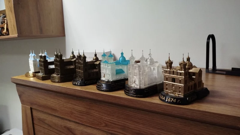 Гродненец создал точную копию Фарного костела в миниатюре — и печатает фигурки на 3D-принтере 