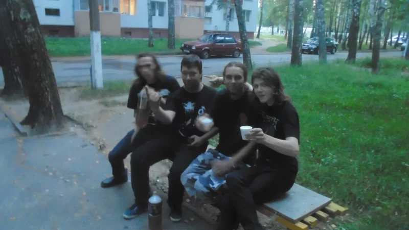 Беларусские металисты пьют алкоголь во дворе жилого дома. 2012 год