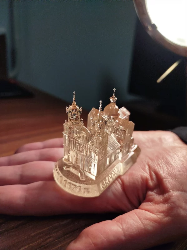 Гродненец создал точную копию Фарного костела в миниатюре — и печатает фигурки на 3D-принтере 