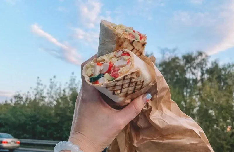 «Шаурма — не фастфуд». Как сварщик и железнодорожник открыли в Гродно шаурмичную