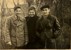 Чай у еврея Блемберга, кофе в кубиках и “прыватки” в деревне. Публикуем очередные воспоминания из Гродно 1930-40-х гг. Камилия с друзьями в Гродно. 1946 г. Фото из архива Камилии