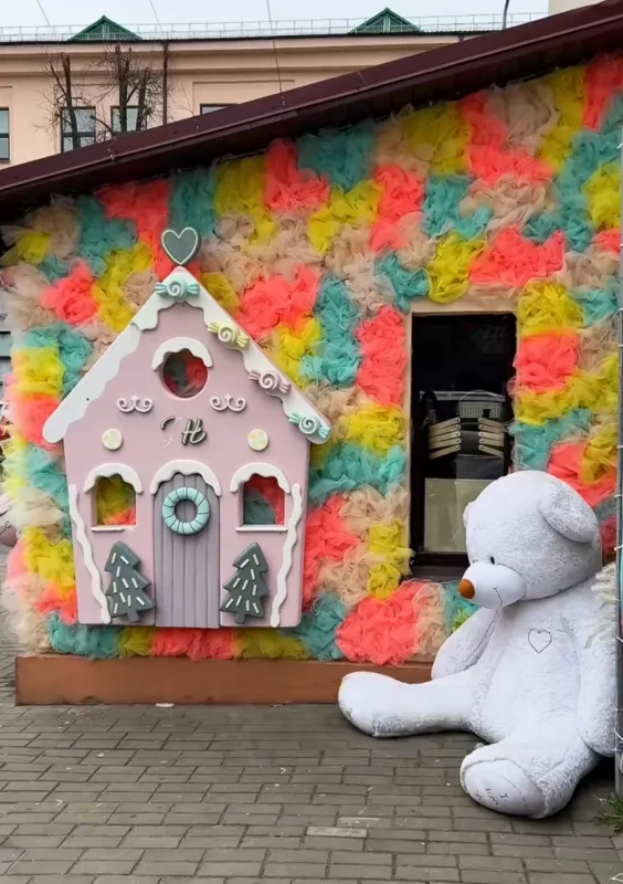 Фотозона у магазина Jennie.T