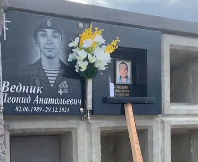 На кладбище в Гродно появилась плита российского солдата, который воевал против Украины Леонид Ведник. Скриншот с видео изготовителя памятников