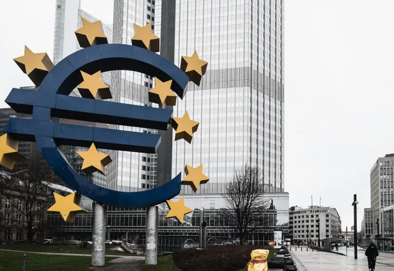 Миллиарды евро — Варшаве, миллионы — Минску. Сравнили, как Польша и Беларусь использовали европейские гранты Символ евро у здания штаб-квартиры Европейского центрального банка во Франкфурте-на-Майне.