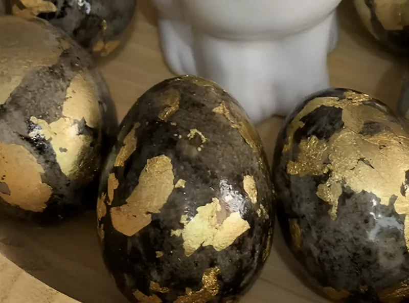 как покрасить яйца к Пасхе поталью в 2025 году