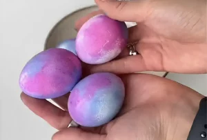 Оливковые, золотые и мраморные яйца. Тренды Tik Tok на Пасху 2025 как покрасить яйца к Пасхе содой в 2025 году