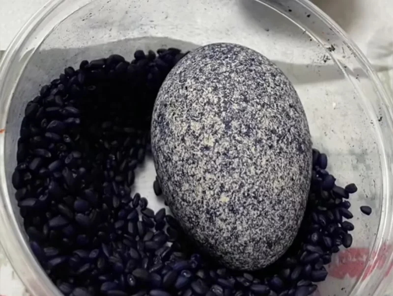 как креативно покрасить яйца к Пасхе с помощью риса в 2025 году