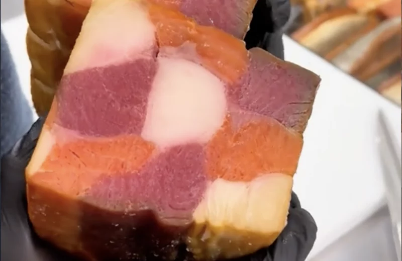 В ТРК Triniti появился магазин морепродуктов, где продают «шахматные» рулеты из рыбы  