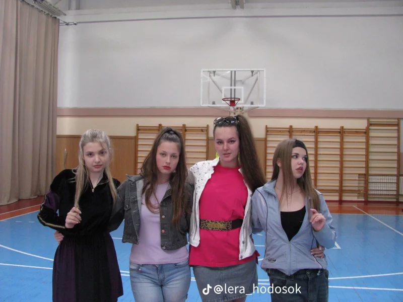 Гродненские школьники подхватили мировой тренд — в последнюю учебную неделю приходят в школу без рюкзаков  