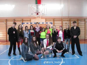 Гродненские школьники подхватили мировой тренд — в последнюю учебную неделю приходят в школу без рюкзаков  