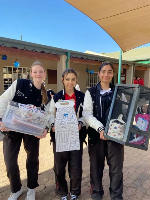 Гродненские школьники подхватили мировой тренд — в последнюю учебную неделю приходят в школу без рюкзаков  