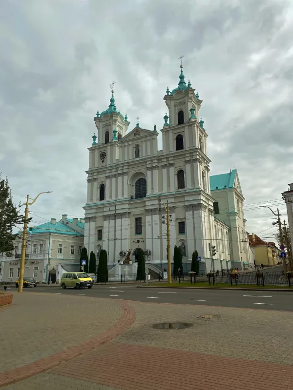 Гродненцы спорят из-за ярмарки у Фарного костела. Одни недовольны запахом шашлыка, другие радуются уюту