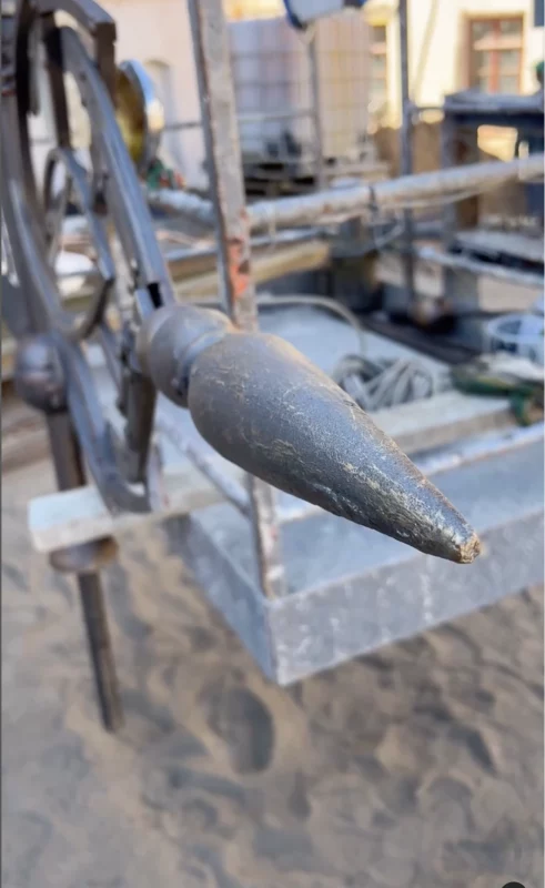 Над гродзенскім піўзаводам устанавілі флюгер з сімвалічнай датай. Яго аўтар - знакаміты каваль