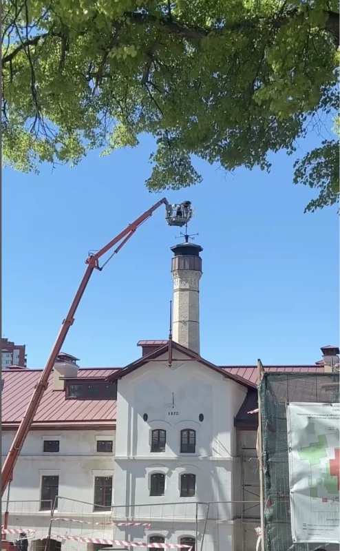 Над гродзенскім піўзаводам устанавілі флюгер з сімвалічнай датай. Яго аўтар - знакаміты каваль