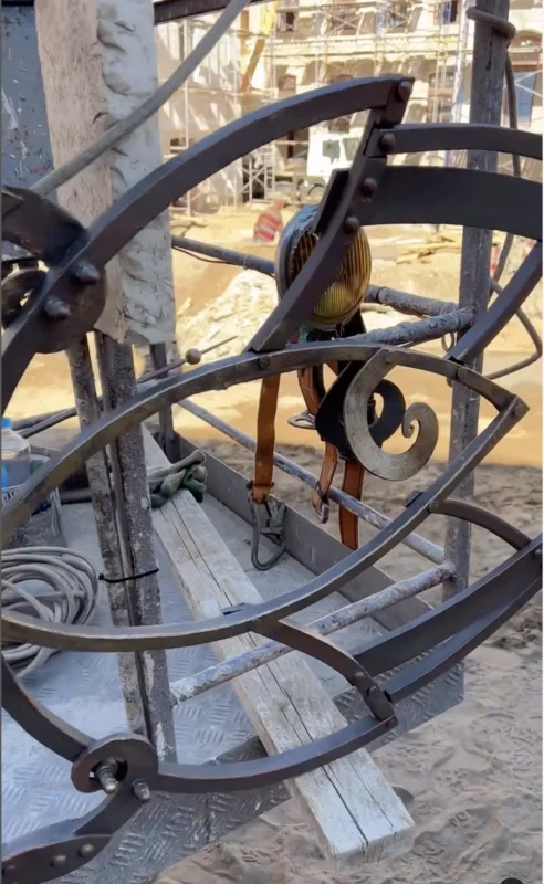 Над гродзенскім піўзаводам устанавілі флюгер з сімвалічнай датай. Яго аўтар - знакаміты каваль