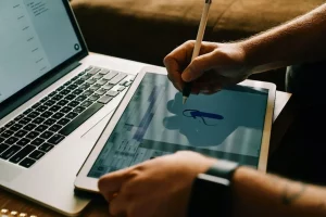 “В агентстве посоветовали скрыть возраст”. Как белорус 50+ устраивался на работу в Польше Работа в рекламе. Фото ConvertKit на Unsplash