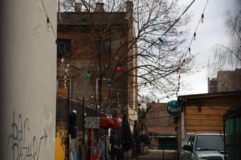 Эмиграция может провоцировать употребление веществ. Фото: героини материала