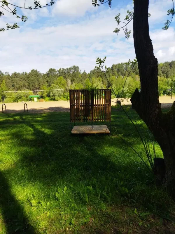 На пляже в Лососно установили «прозрачную» раздевалку