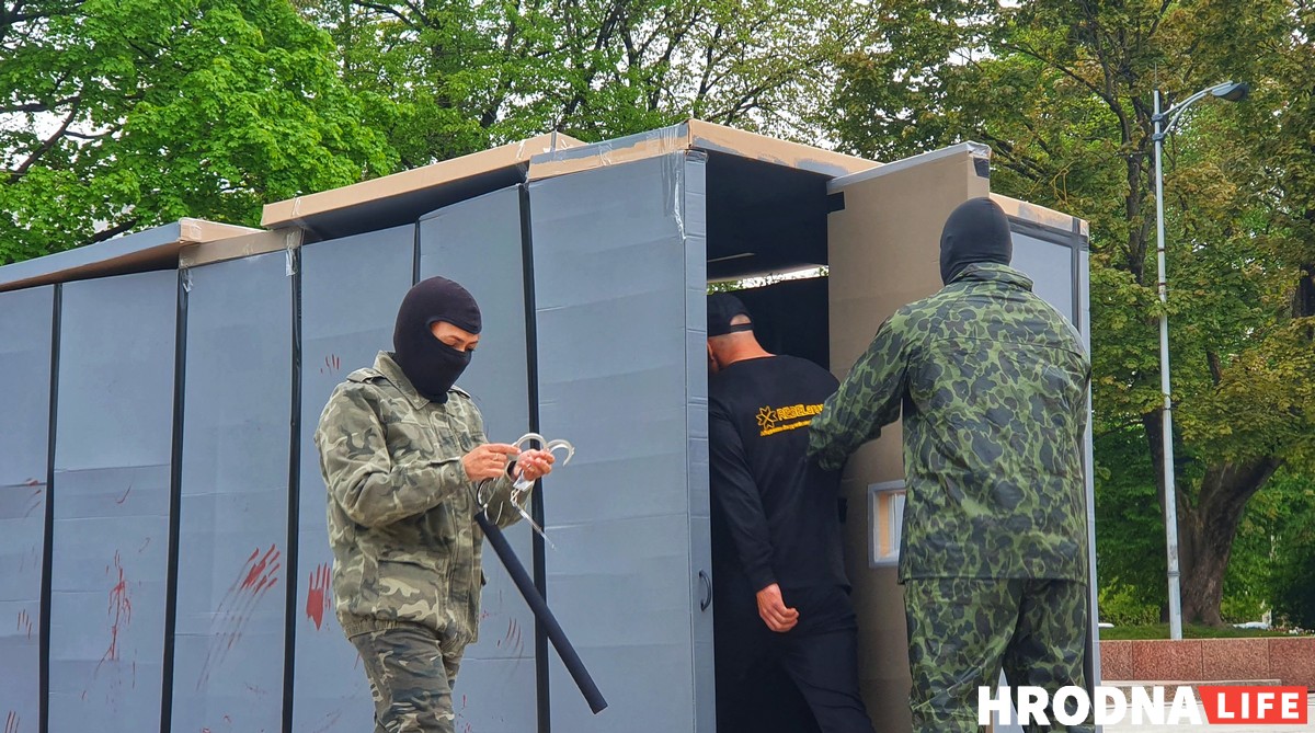 Участники акции могли посетить "тюремную" камеру и почувствовать себя политзаключенными