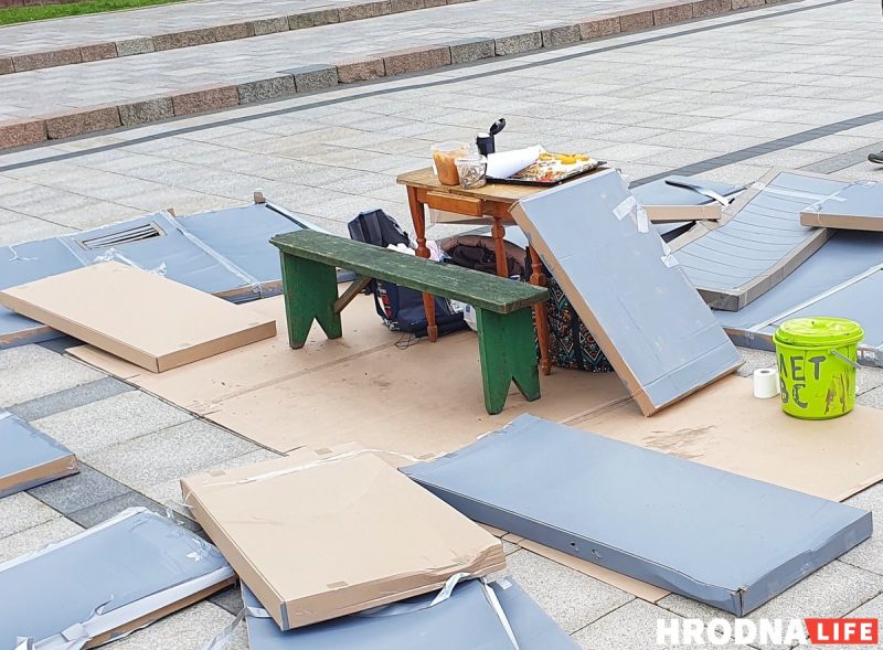 Тюремная еда для дегустации на акции ко Дню солидарности с Белорусскими политзаключенными в Вильнюсе, 2025