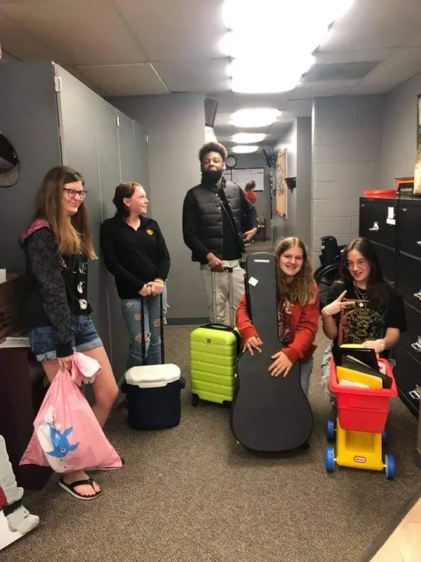 Гродненские школьники подхватили мировой тренд — в последнюю учебную неделю приходят в школу без рюкзаков  