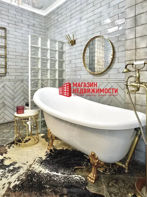 Недвижимость недели: в центре Гродно продают квартиру с интерьером, как из журнала, и собственным газоном