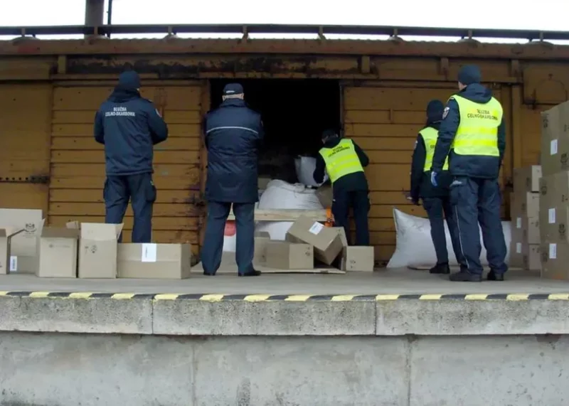 Польские таможенники изымают контрабандные сигареты. Фото: KAS Люблинского воеводства