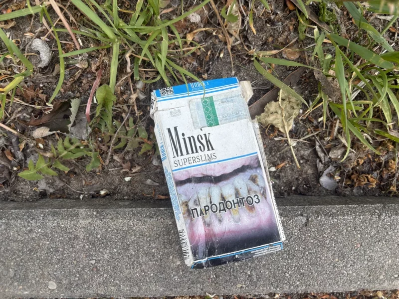Упаковка из-под белорусских сигарет Minsk валяется в Польше неподалеку от точки реализации в Белостоке. Их возят в Польшу контрабандой