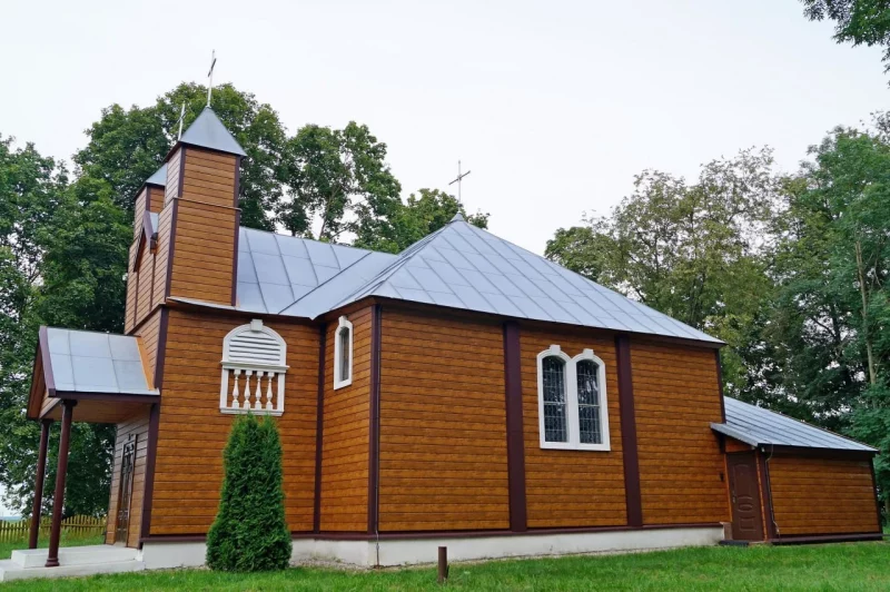 В Гродненском районе памятник деревянного зодчества обшили сайдингом с имитацией древесины 