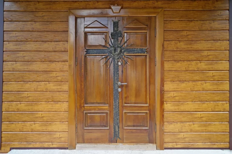 В Гродненском районе памятник деревянного зодчества обшили сайдингом с имитацией древесины 