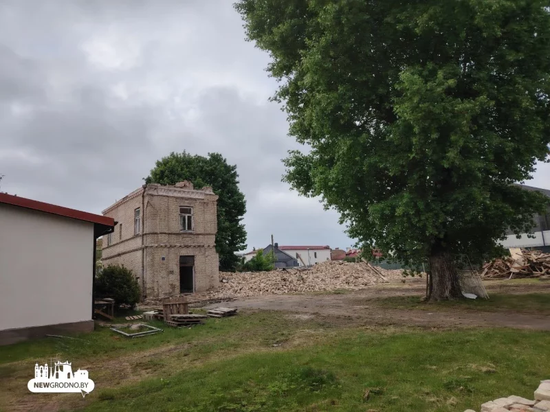 Реконструкция по-гродненски: столетний дом в центре Гродно разобрали на кирпичи Реконструкция по-гродненски: столетний дом в центре Гродно разобрали на кирпичи