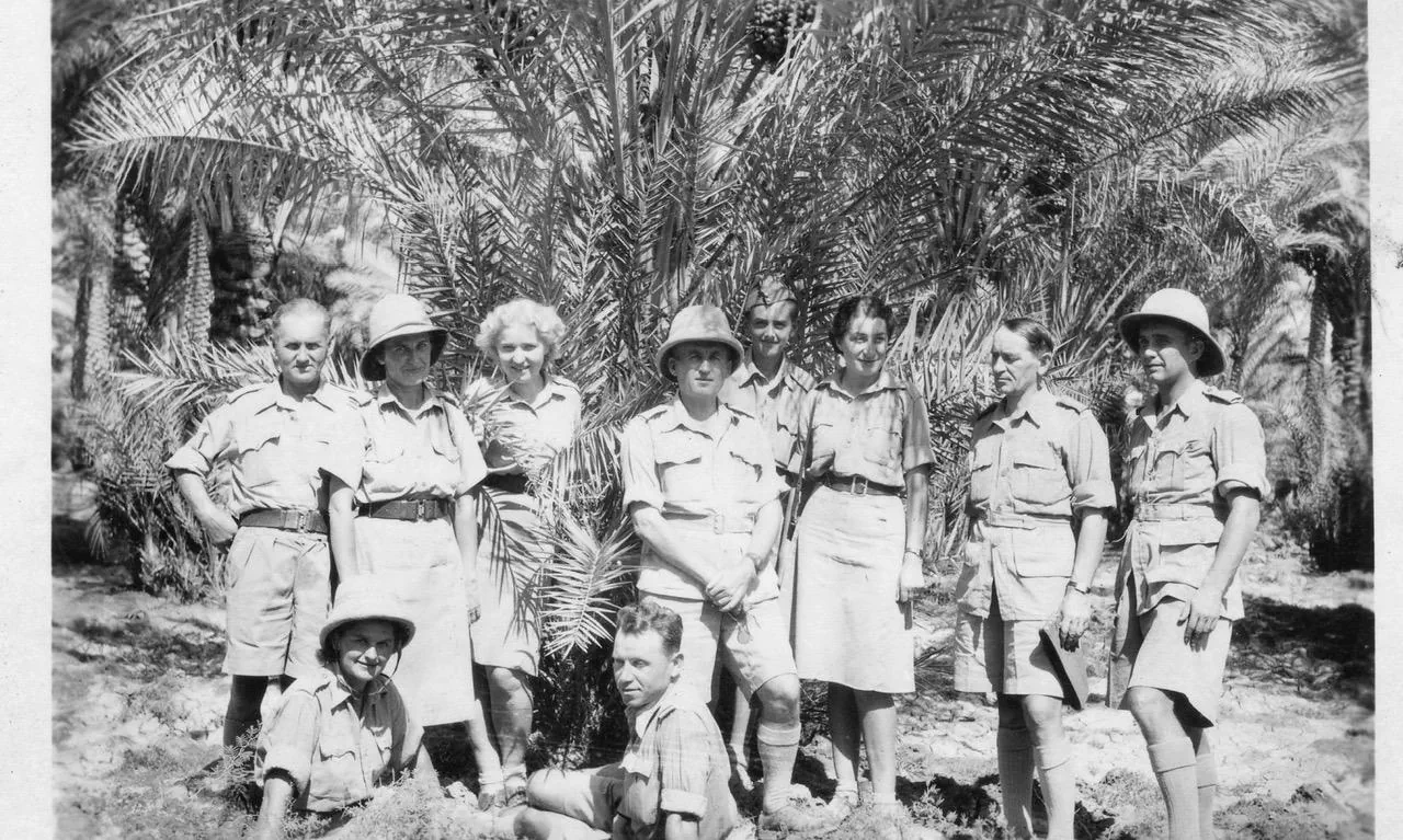 Польскія салдаты ў Арміі Андэрса. Маці Эндру на зямлі злева, а яго будучы айчым справа. Фота з архіва сям'і Стэмпнеўскіх.