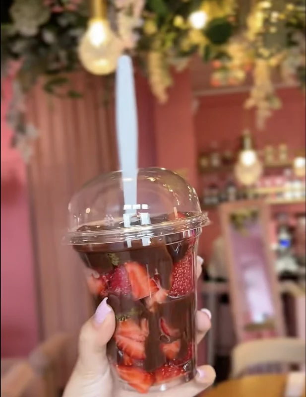 В магазины Гродно завезли дубайский шоколад с сахарной ватой — плитка обойдется в 19 руб 