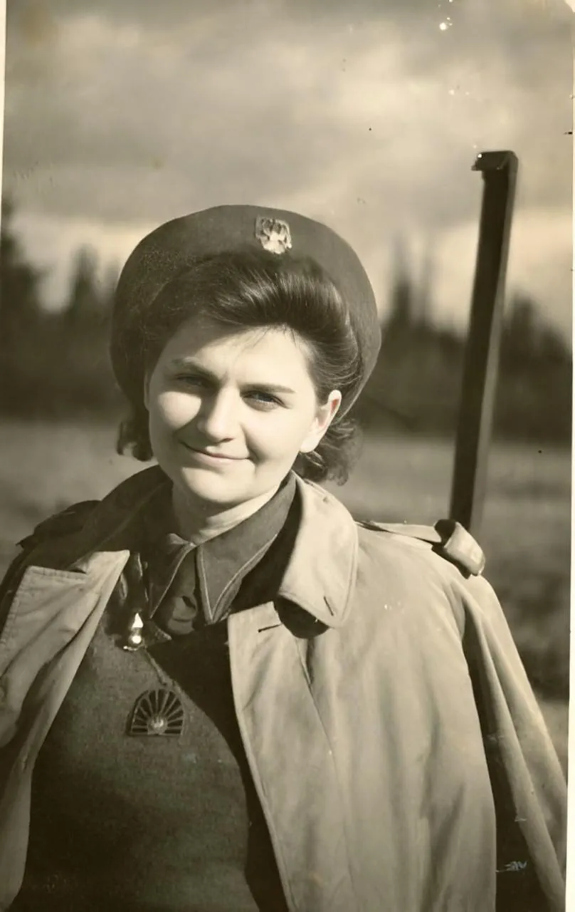 Мама Эндрю Ирена Стемпневская, около 1943-1944 г. Фото сделано где-то на Ближнем Востоке. Фото из архива семьи Стемпневских.