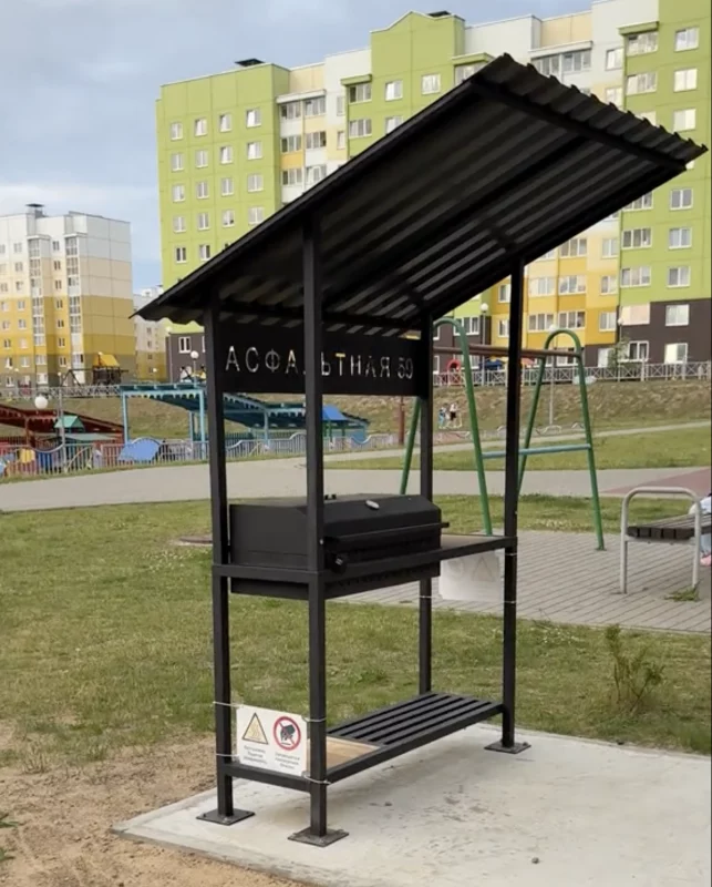 В Грандичах жильцы установили мангал во дворе дома. Гродненцы спорят, законно ли это 