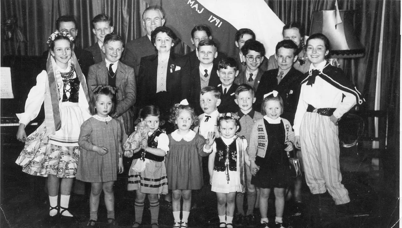 Польская група дзяцей у Лондане, 1950 г. Эндру Стэмпнеўскі пасярэдзіне. Фота з архіва сям'і Стэмпнеўскіх