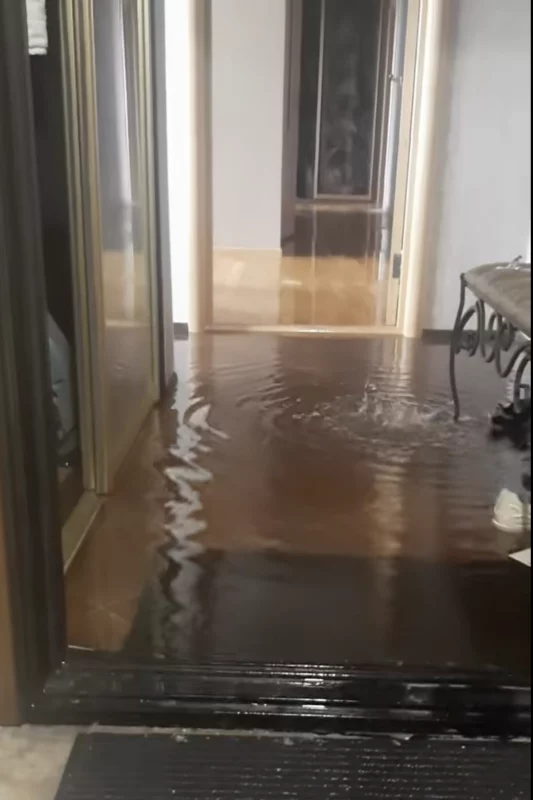 У доме на Дзевятоўцы з-за ліўняў затапіла кватэры на дзевяці паверхах