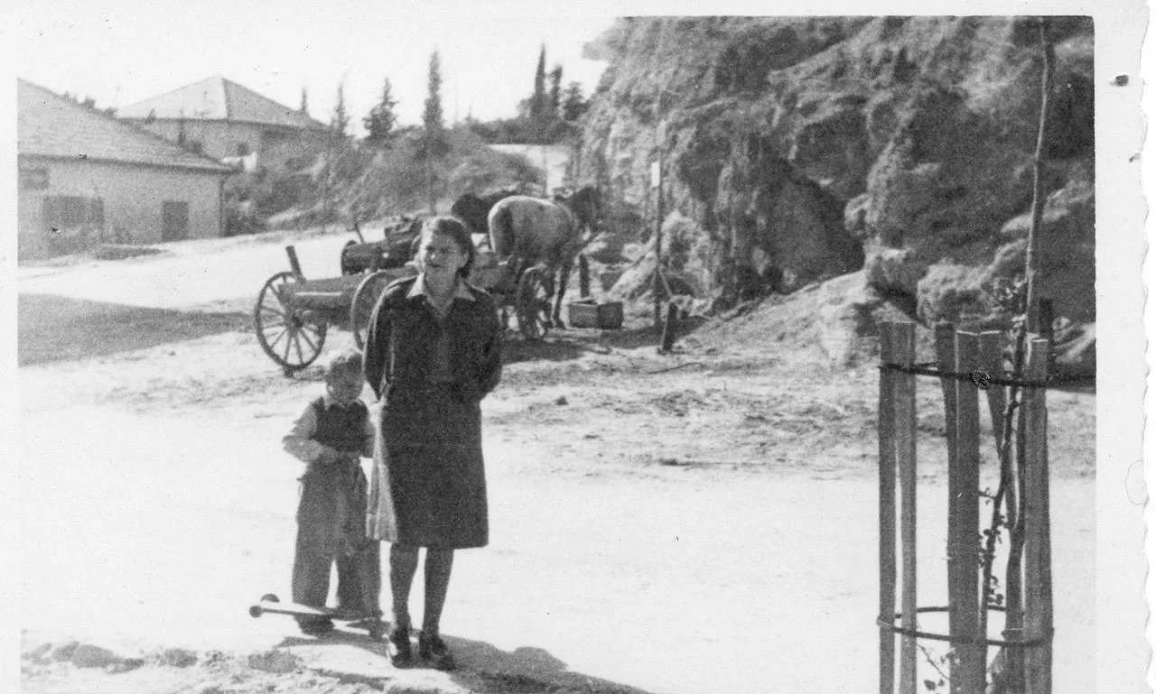 Эндрю Стемпневский с мамой, около 1943-1944 гг. Сирия или Палестина. Фото из архива семьи Стемпневских