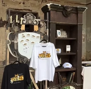 У дворца в Жемыславле появился собственный мерч. Как его купить? Сувеніры палаца ў Жэмыслаўлі