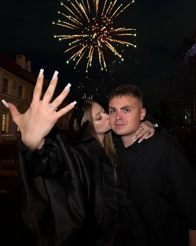 В центре Гродно на День Независимости блогерке Анджилише сделали предложение