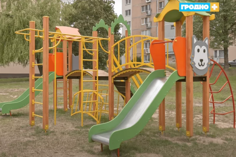 В Гродно вандалы портят детские площадки — выкручивают болты и выбивают ограждения 