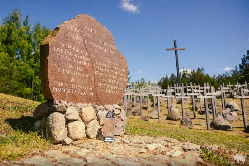 Монумент жертвам Августовской облавы в Гибах. Фото: Kamil Timoszuk / Urząd Marszałkowski Województwa Podlaskiego